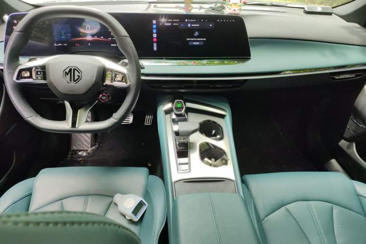Used MG 7 2023 2.0T Automatic Hunter Luxury Edition Center Console