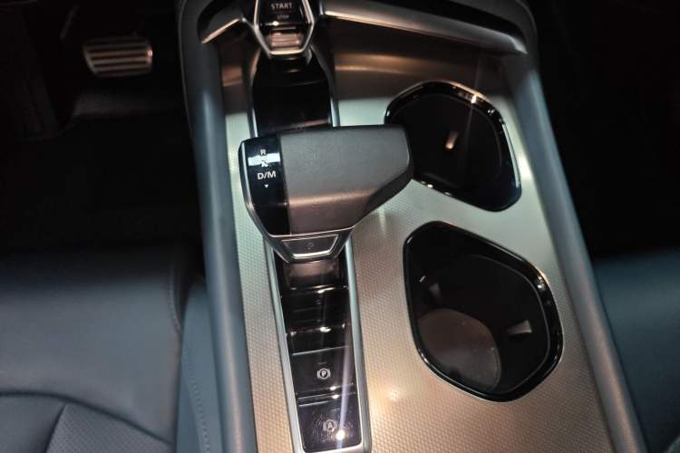 Used MG 7 2023 2.0T Automatic Hunter Luxury Edition Gear Lever