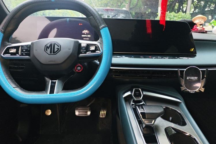 Used MG 7 2023 2.0T Automatic Trophy+ Ignition Glory Edition Center Console