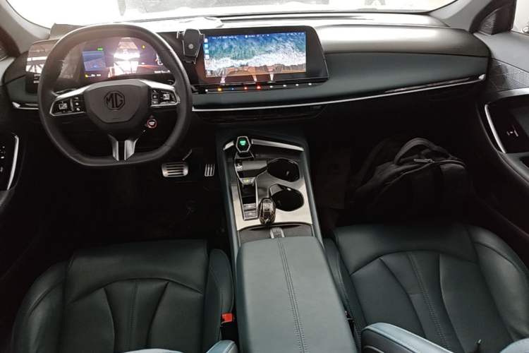 Used MG 7 2023 2.0T Automatic Hunter Luxury Edition Center Console