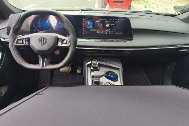 Used MG 7 2023 2.0T Automatic Hunter Luxury Edition Center Console