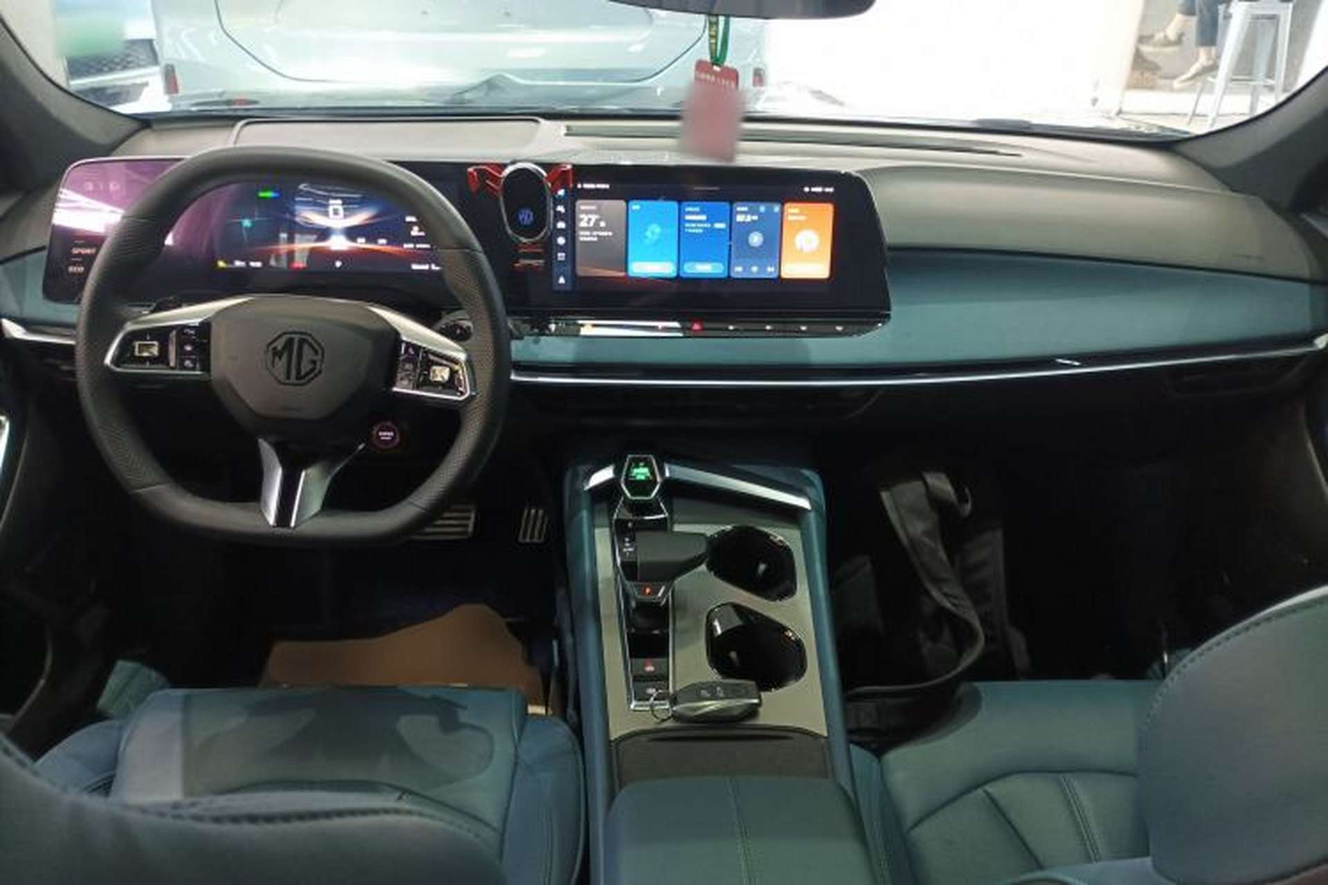 Used MG 7 2023 2.0T Automatic Hunter Luxury Edition Center Console