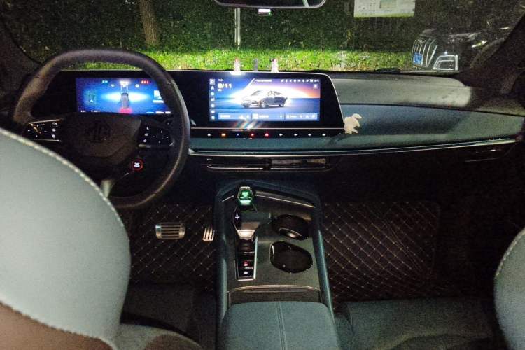 Used MG 7 2023 2.0T Automatic Trophy+ Ignition Glory Edition Center Console