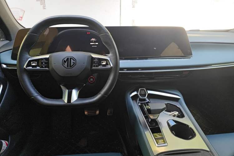 Used MG 7 2023 2.0T Automatic Trophy+ Ignition Glory Edition Center Console