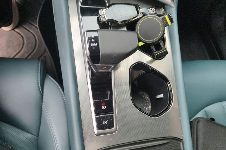 Used MG 7 2023 2.0T Automatic Trophy+ Ignition Glory Edition Gear Lever