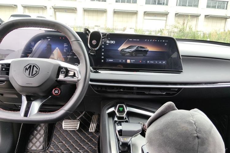 Used MG 7 2023 2.0T Automatic Trophy+ Ignition Glory Edition Center Console