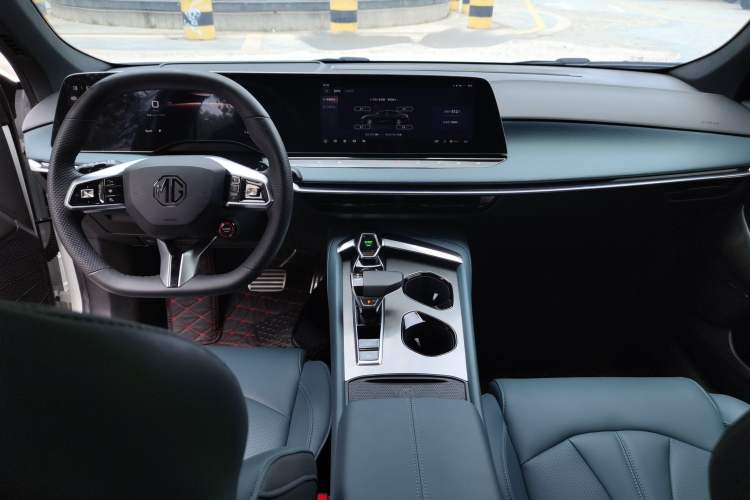 Used MG 7 2023 2.0T Automatic Hunter Luxury Edition Center Console
