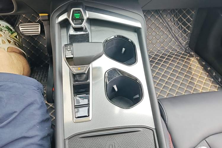 Used MG 7 2023 2.0T Automatic Hunter Luxury Edition Gear Lever