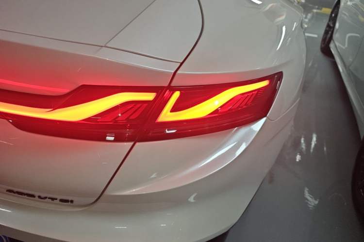 Used MG 7 2023 2.0T Automatic Hunter Luxury Edition Right Rear Taillight