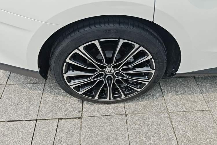 Used MG 7 2023 2.0T Automatic Hunter Luxury Edition Right Rear Wheel Hub