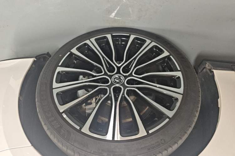 Used MG 7 2023 2.0T Automatic Hunter Luxury Edition Right Rear Wheel Hub