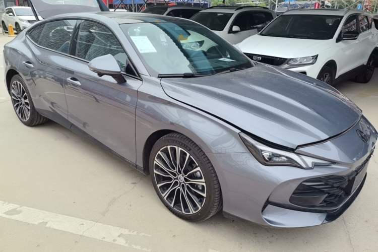 Used MG 7 2025 1.5T 300 DCT Elegant Edition Front Right 45 Deg