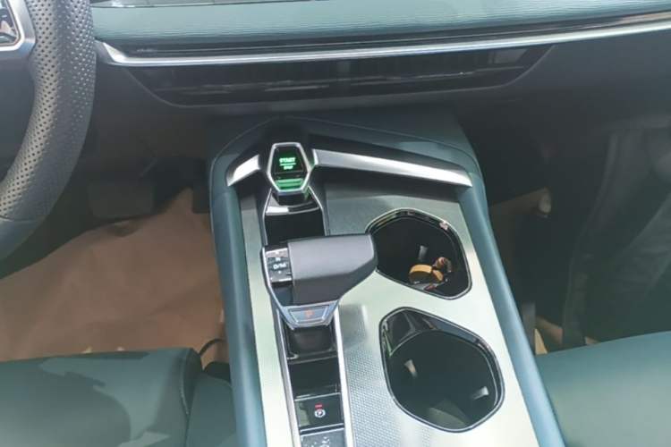 Used MG 7 2025 2.0T 405 AT Luxury Edition Gear Lever