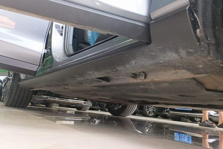 Used MG 7 2025 2.0T 405 AT Luxury Edition Right Side Sill