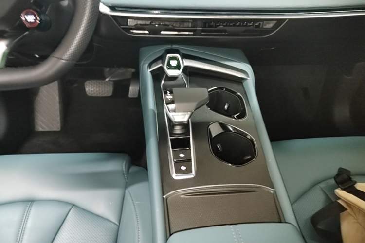 Used MG 7 2025 2.0T 405 AT Luxury Edition Gear Lever