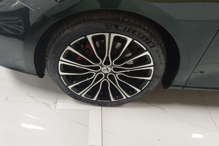 Used MG 7 2025 2.0T 405 AT Luxury Edition Left Front Wheel Hub