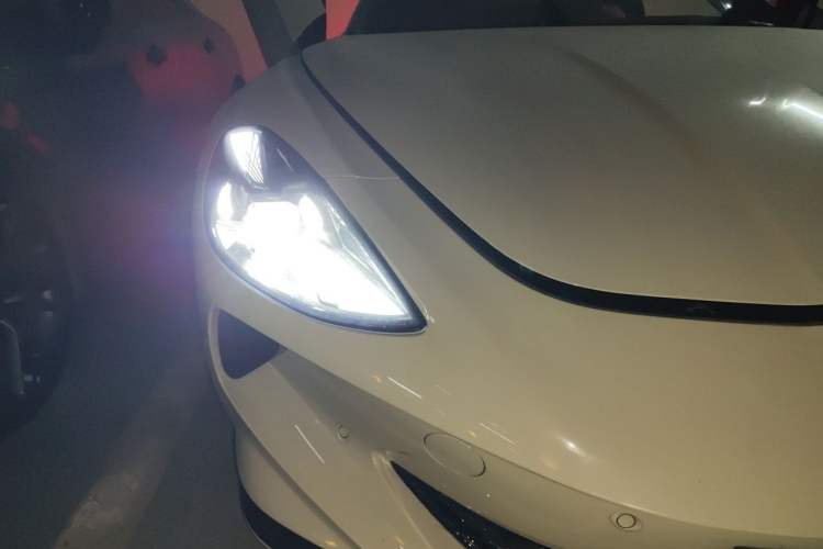 Used MG Cyberster 2024 520 km Legendary All-Wheel-Drive Red Canopy Version Right Front Headlight