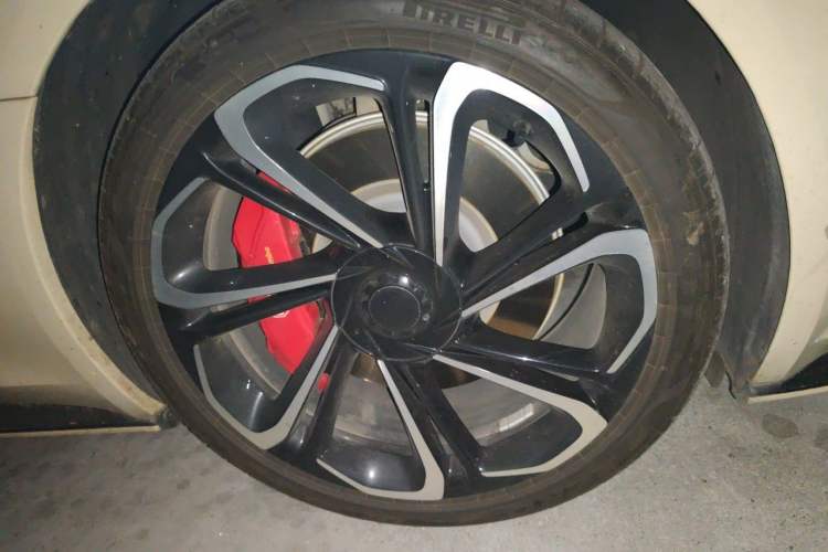 Used MG Cyberster 2024 520 km Legendary All-Wheel-Drive Red Canopy Version Right Front Wheel Hub