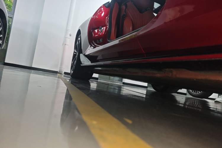 Used MG Cyberster 2024 520 km Legendary All-Wheel-Drive Version Right Side Sill