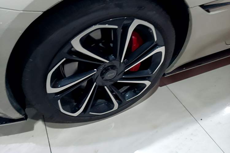 Used MG Cyberster 2024 520 km Legendary All-Wheel-Drive Red Canopy Version Left Front Wheel Hub
