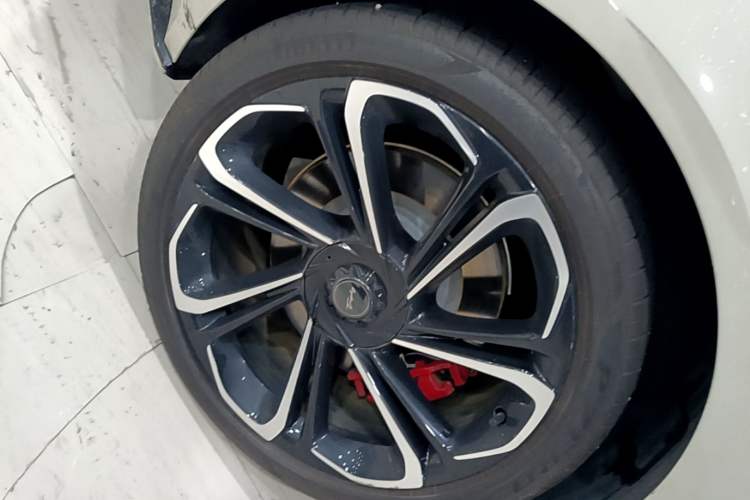 Used MG Cyberster 2024 520 km Legendary All-Wheel-Drive Red Canopy Version Right Rear Wheel Hub