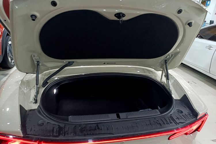 Used MG Cyberster 2024 520 km Legendary All-Wheel-Drive Red Canopy Version Trunk
