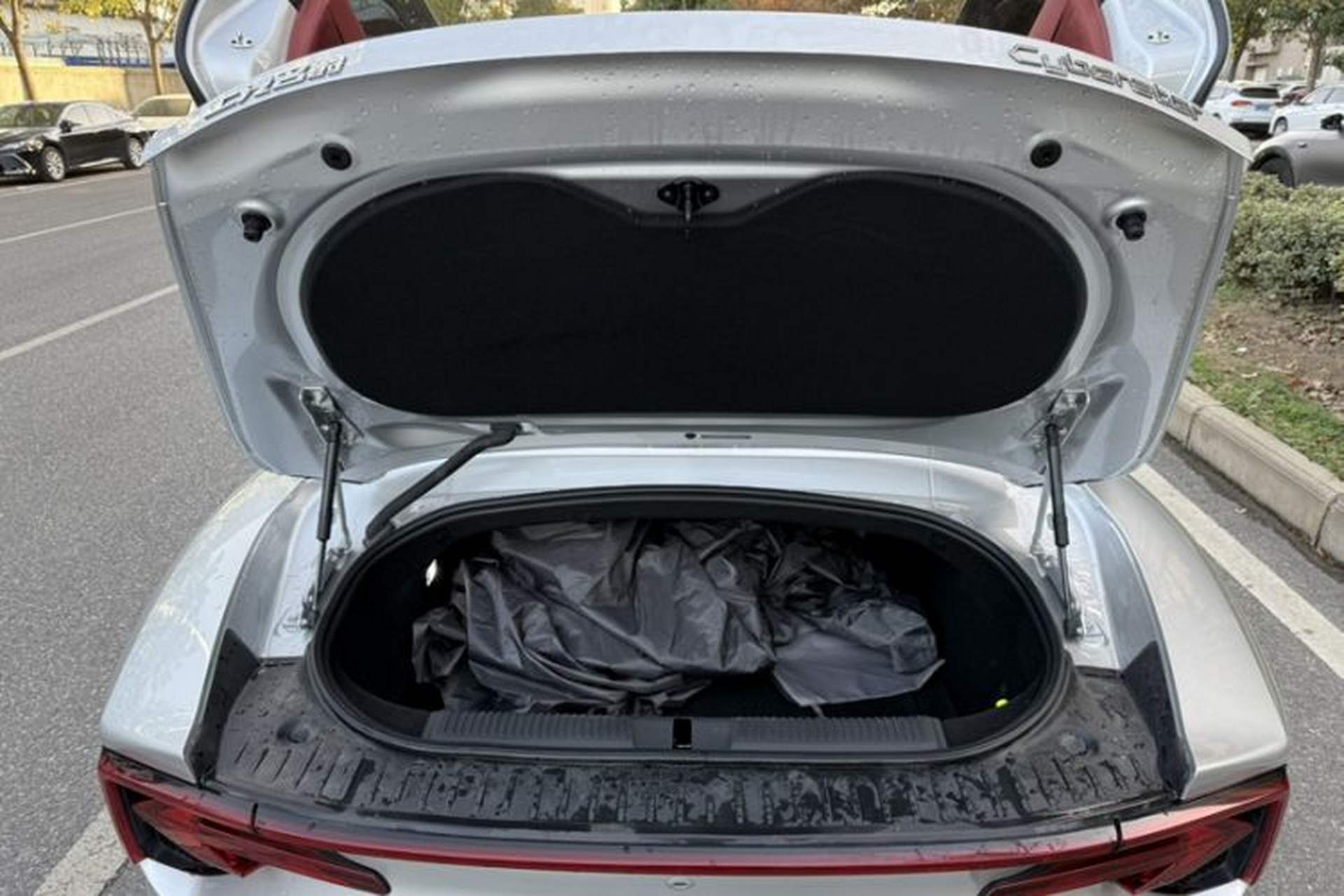 Used MG Cyberster 2024 520 km Legendary All-Wheel-Drive Version Trunk