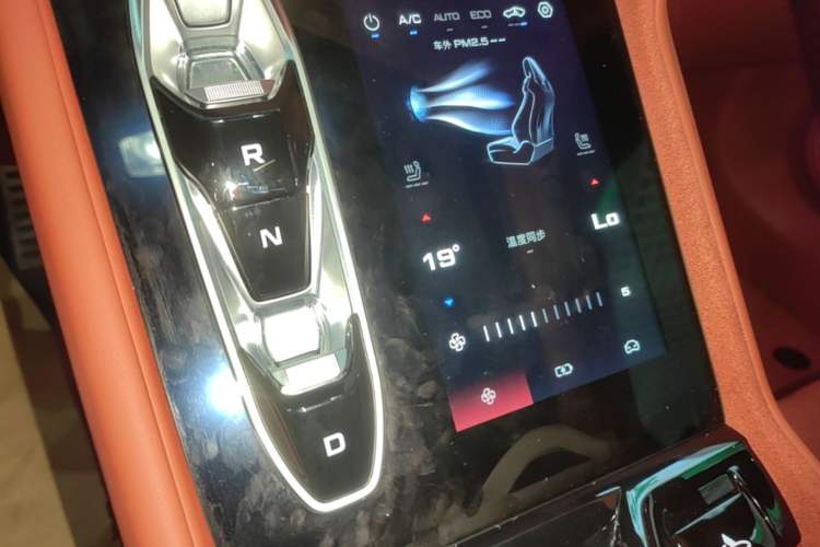 Used MG Cyberster 2024 520 km Legendary All-Wheel-Drive Red Canopy Version Audio And AC Panel