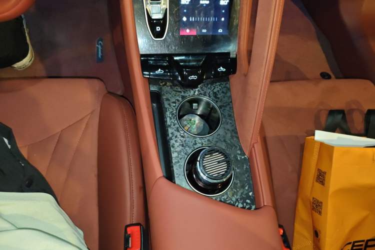 Used MG Cyberster 2024 520 km Legendary All-Wheel-Drive Red Canopy Version Gear Lever