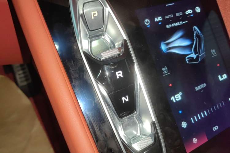 Used MG Cyberster 2024 520 km Legendary All-Wheel-Drive Red Canopy Version Gear Lever