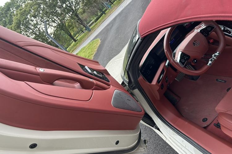 Used MG Cyberster 2024 520 km Legendary All-Wheel-Drive Red Canopy Version Interior 9