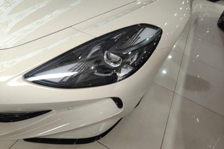 Used MG Cyberster 2024 520 km Legendary All-Wheel-Drive Red Canopy Version Left Front Headlight