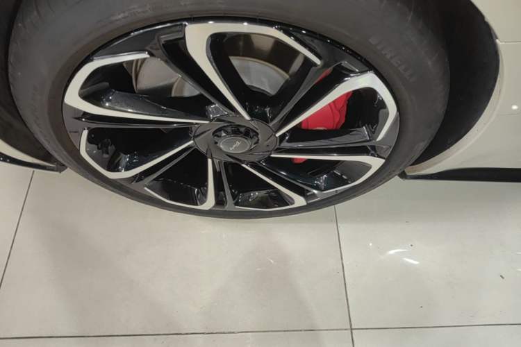 Used MG Cyberster 2024 520 km Legendary All-Wheel-Drive Red Canopy Version Left Front Wheel Hub