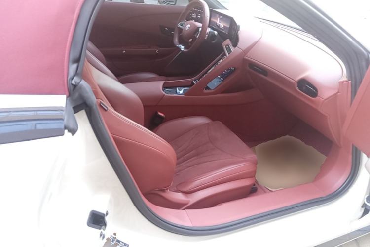 Used MG Cyberster 2024 520 km Legendary All-Wheel-Drive Version Right Front Seat