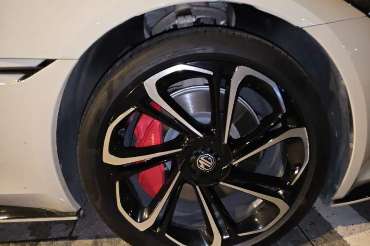 Used MG Cyberster 2024 520 km Legendary All-Wheel-Drive Red Canopy Version Right Front Wheel Hub
