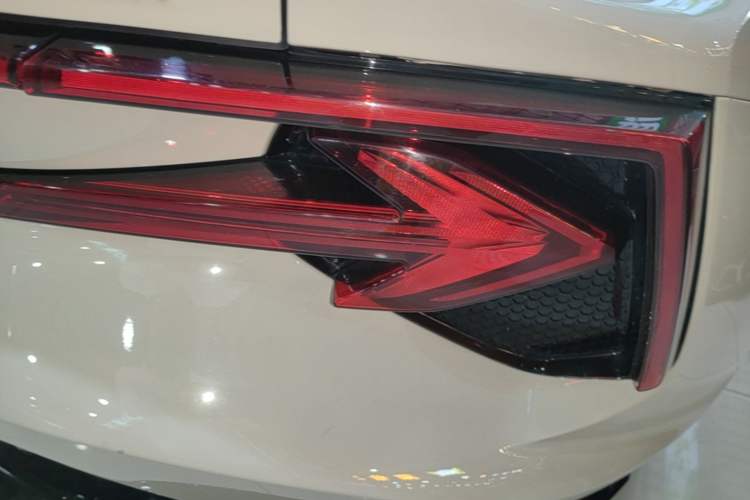 Used MG Cyberster 2024 520 km Legendary All-Wheel-Drive Red Canopy Version Right Rear Taillight