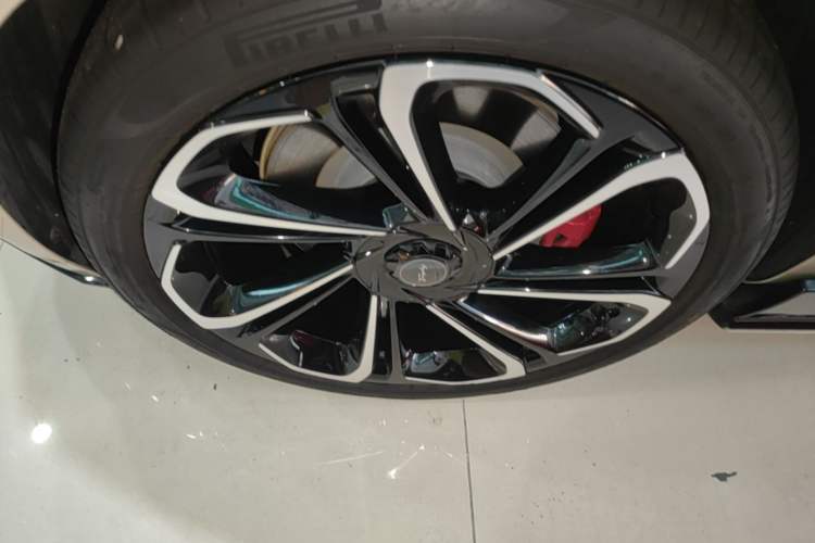 Used MG Cyberster 2024 520 km Legendary All-Wheel-Drive Red Canopy Version Right Rear Wheel Hub