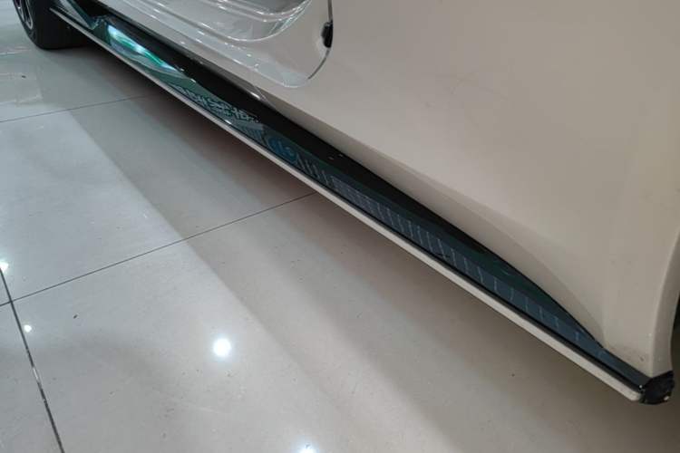 Used MG Cyberster 2024 520 km Legendary All-Wheel-Drive Red Canopy Version Right Side Sill