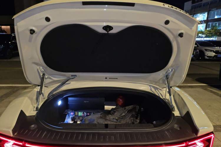 Used MG Cyberster 2024 520 km Legendary All-Wheel-Drive Red Canopy Version Trunk