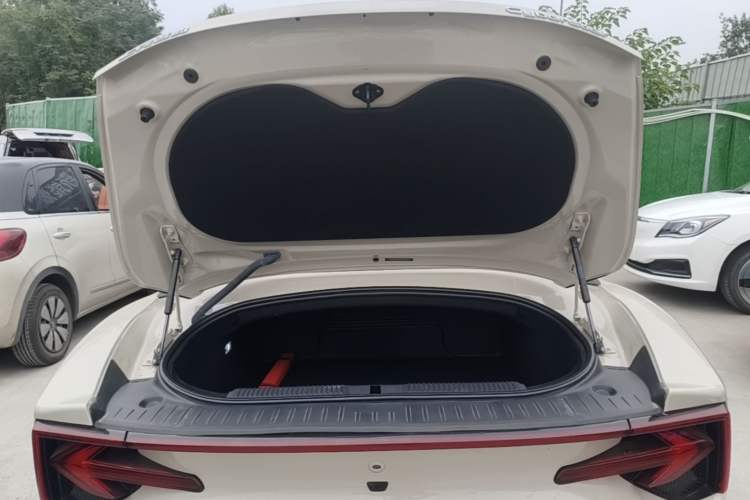 Used MG Cyberster 2024 520 km Legendary All-Wheel-Drive Version Trunk