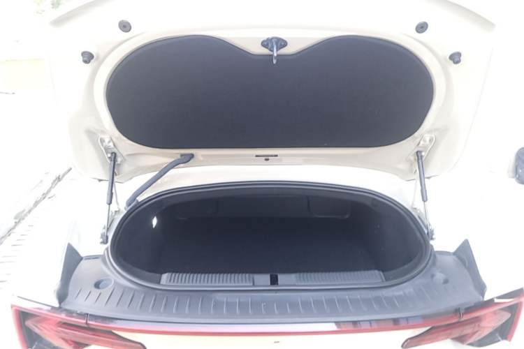 Used MG Cyberster 2024 520 km Legendary All-Wheel-Drive Version Trunk