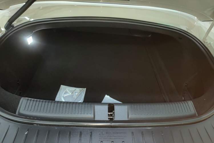 Used MG Cyberster 2024 520 km Legendary All-Wheel-Drive Red Canopy Version Trunk