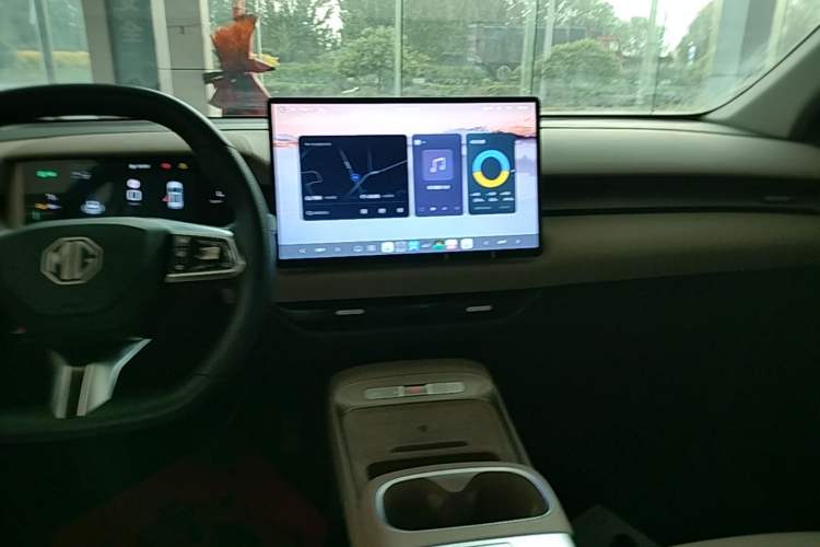 Used MG ES5 2025 525max Rear-Drive Intelligent Driving Version Audio And AC Panel