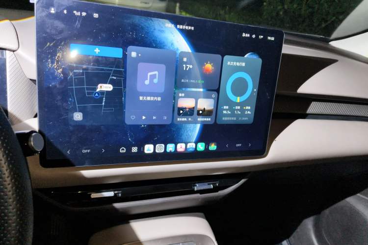 Used MG ES5 2025 525max Rear-Drive Intelligent Driving Version Audio And AC Panel
