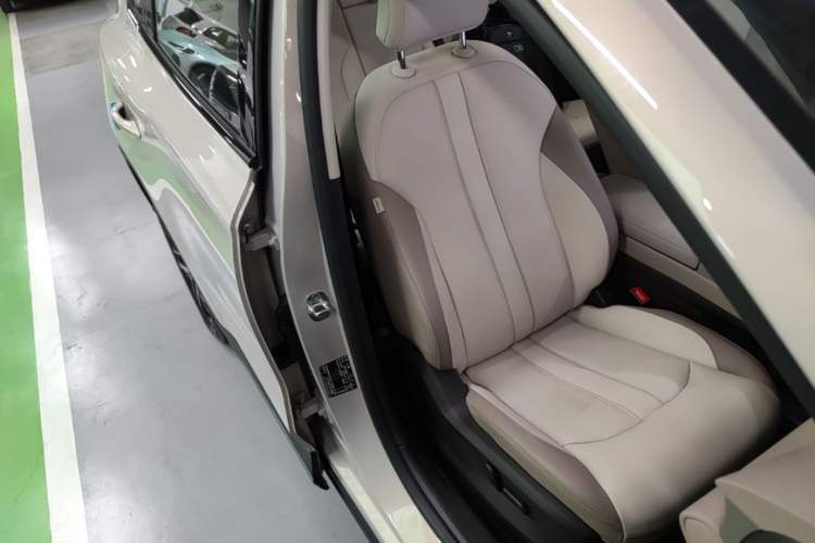 Used MG ES5 2025 525max Rear-Drive Intelligent Driving Version Right Front Seat