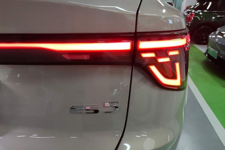 Used MG ES5 2025 525max Rear-Drive Intelligent Driving Version Right Rear Taillight