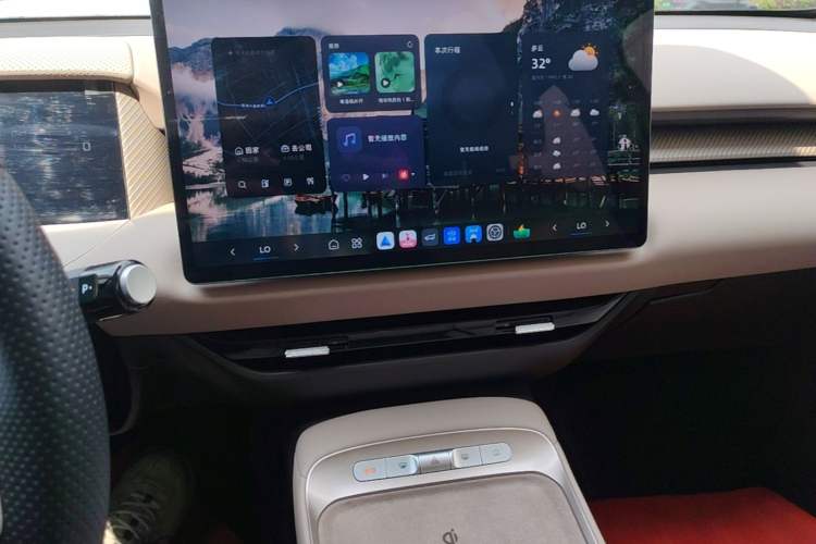 Used MG ES5 2025 525max Rear-Drive Intelligent Driving Version Audio And AC Panel