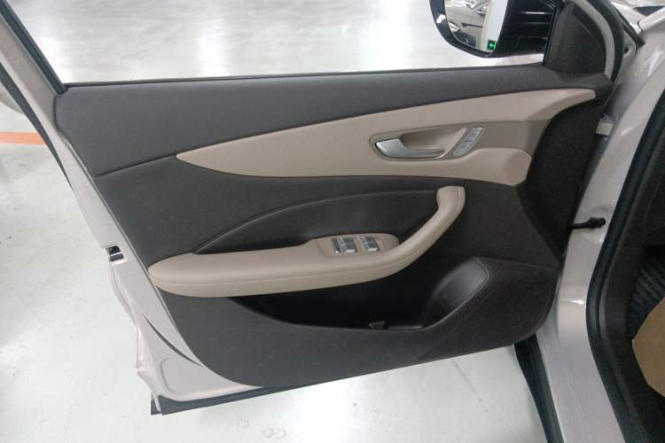 Used MG ES5 2025 525max Rear-Drive Intelligent Driving Version Left Front Door Interior