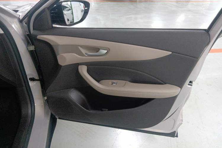 Used MG ES5 2025 525max Rear-Drive Intelligent Driving Version Right Front Door Interior