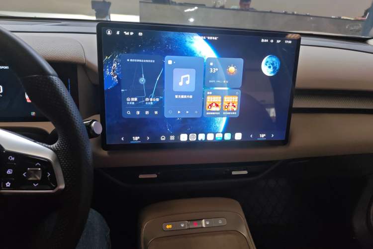Used MG ES5 2025 525max Rear-Drive Intelligent Driving Version Audio And AC Panel